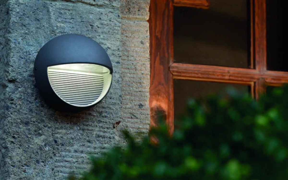 Különbség az 12V és 230V kerti világítás között: Hogyan válasszuk ki az ideális megoldást a kertünk számára