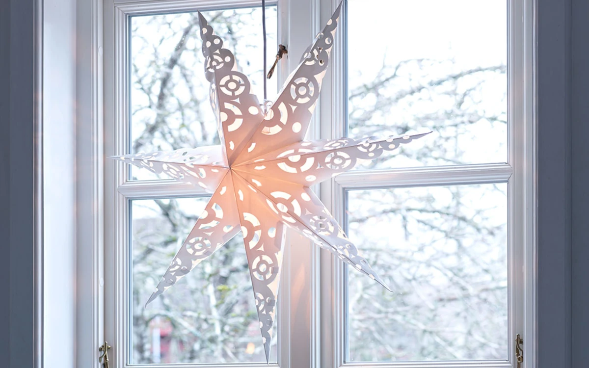 Karácsonyi ablakvilágítás: varázslatos hangulatot teremt a fénnyel